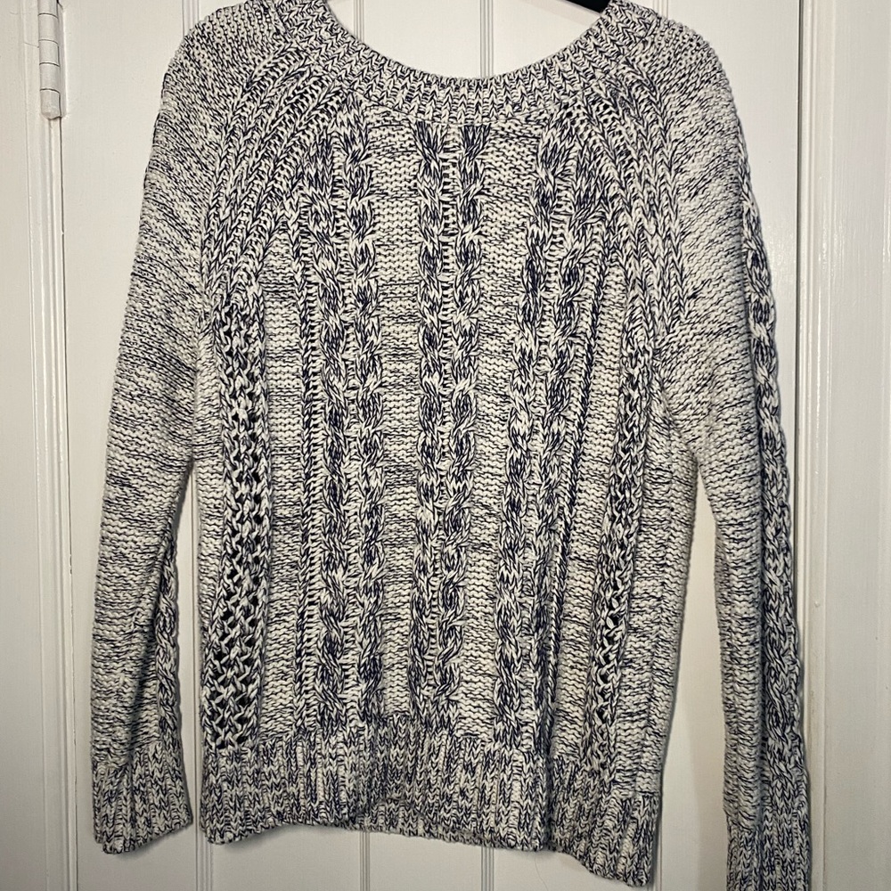 Gap white and black sweater